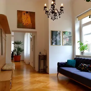 Sunny And Spacious Near Centre Wiedeń